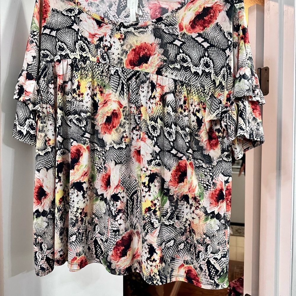 Women’s Tops - Picture 10 of 10